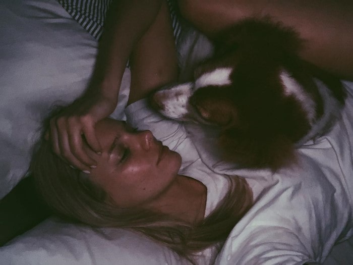Marloes horst loving her dog Brittany Spaniel